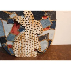 Osterdeko JEANS-EI  Collage auf einem Holzei aus Jeans und Metallplättchen im Shabby-Stil bemalt mit Acrylfarben