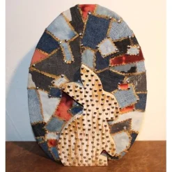 Osterdeko JEANS-EI  Collage auf einem Holzei aus Jeans und Metallplättchen im Shabby-Stil bemalt mit Acrylfarben