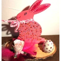Osterdeko ROSENHASERL  Collage auf einer Baumscheibe rosa Osterdekoration  Osterei Hase Rose Federn