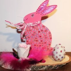 Osterdeko ROSENHASERL  Collage auf einer Baumscheibe rosa Osterdekoration  Osterei Hase Rose Federn