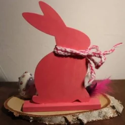 Osterdeko ROSENHASERL  Collage auf einer Baumscheibe rosa Osterdekoration  Osterei Hase Rose Federn