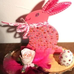 Osterdeko ROSENHASERL  Collage auf einer Baumscheibe rosa Osterdekoration  Osterei Hase Rose Federn