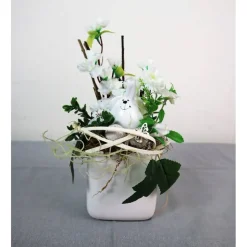 Osterdeko weiß mit Hase, Tischgesteck