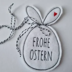 Osterei aus Filz mit "Ohren" - FROHE OSTERN in Druckschrift - von he-ART by helen hesse