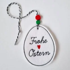Osterei aus Filz mit zwei Holzperlen - FROHE OSTERN in Schreibschrift - von he-ART by helen hesse