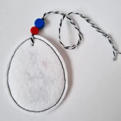 Osterei aus Filz mit zwei Holzperlen - EI feel GOOD - von he-ART by helen hesse