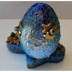 Osterei EISBLAU witziges Osterei auf einer kleinen Plattform Künstler-Ei der etwas anderen Art Osterdekoratiom