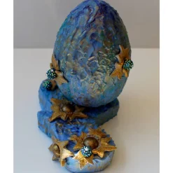 Osterei EISBLAU witziges Osterei auf einer kleinen Plattform Künstler-Ei der etwas anderen Art Osterdekoratiom