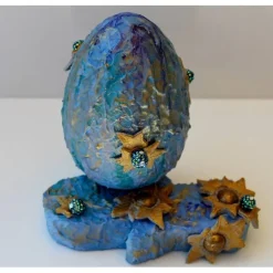 Osterei EISBLAU witziges Osterei auf einer kleinen Plattform Künstler-Ei der etwas anderen Art Osterdekoratiom