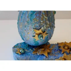 Osterei EISBLAU witziges Osterei auf einer kleinen Plattform Künstler-Ei der etwas anderen Art Osterdekoratiom