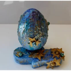 Osterei EISBLAU witziges Osterei auf einer kleinen Plattform Künstler-Ei der etwas anderen Art Osterdekoratiom