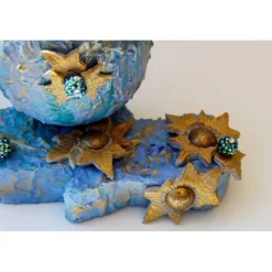 Osterei EISBLAU witziges Osterei auf einer kleinen Plattform Künstler-Ei der etwas anderen Art Osterdekoratiom