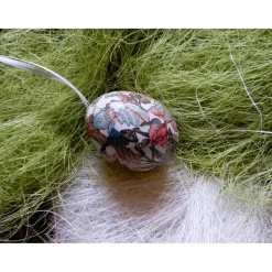 Osterei handgefertigt mit italienisches Buntpapier in Decoupage-Technik beklebt