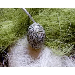 Osterei handgefertigt mit italienisches Buntpapier in Decoupage-Technik beklebt