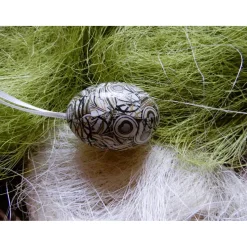 Osterei handgefertigt mit italienisches Buntpapier in Decoupage-Technik beklebt