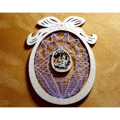 Osterei im Holzrahmen geklöppelt Handarbeit Lila Weiß