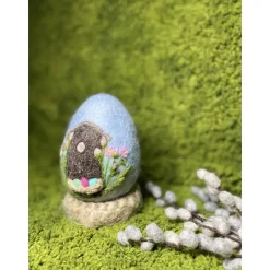 Osterei mit dem Vogelhaus und Blumen Nadelfilzarbeit