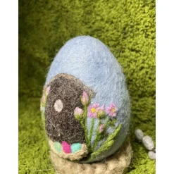 Osterei mit dem Vogelhaus und Blumen Nadelfilzarbeit