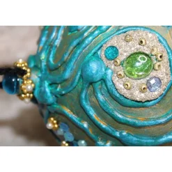 Osterei PETROL mit Acrylfarbe bemalt und mit Wolle und Schmucksteinen verziert Osterdeko Hängedeko großes Osterei