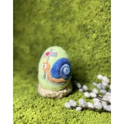 Osterei unternehmungslustige Schnecke mit einem Marienkäfer Nadelfilzarbeit