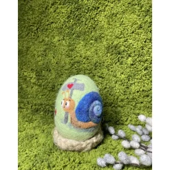 Osterei unternehmungslustige Schnecke mit einem Marienkäfer Nadelfilzarbeit