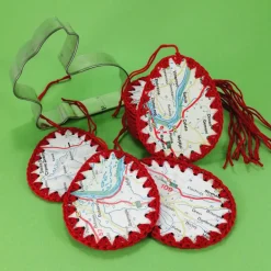 Ostereier (Set 3 Stück) aus festem Karton mit Upcycling Landkarte mit Baumwollgarn umhäkelt