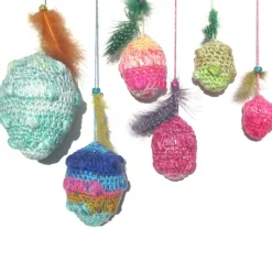 Ostereier zum Aufhängen – Set 6 Stück Bunt mit Federn, handgefertigte Osterdeko