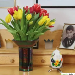 Ostereikerze mit Frühlingsstrauß und Schmetterling, 