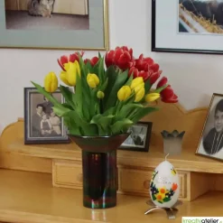 Ostereikerze mit Frühlingsstrauß und Schmetterling, 