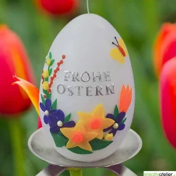 Ostereikerze mit Frühlingsstrauß und Schmetterling, 
