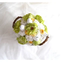 Ostergesteck (2) grün-weiß im braunen Korb