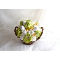 Ostergesteck (2) grün-weiß im braunen Korb