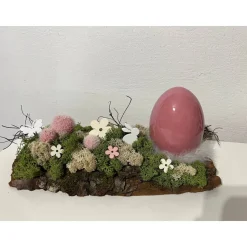 Ostergesteck auf einer Baumrinde