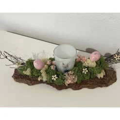 Ostergesteck auf einer Baumrinde Osterdeko