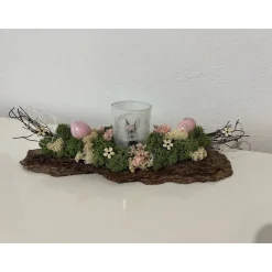 Ostergesteck auf einer Baumrinde Osterdeko