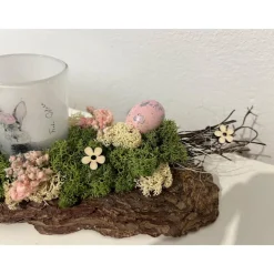 Ostergesteck auf einer Baumrinde Osterdeko