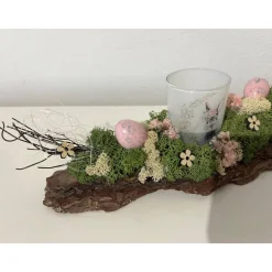 Ostergesteck auf einer Baumrinde Osterdeko