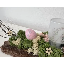 Ostergesteck auf einer Baumrinde Osterdeko