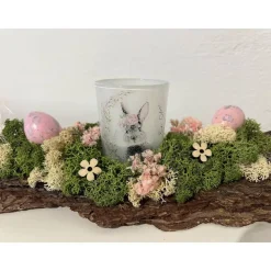 Ostergesteck auf einer Baumrinde Osterdeko