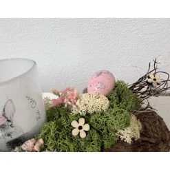 Ostergesteck auf einer Baumrinde Osterdeko