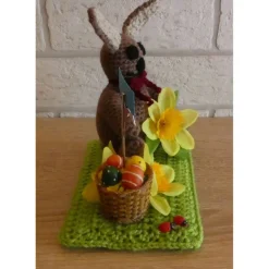 Ostergruß - gehäkelter Hase mit einem Ostereierkorb