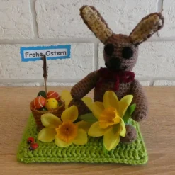 Ostergruß - gehäkelter Hase mit einem Ostereierkorb