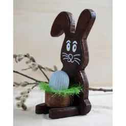 Osterhase aus Holz handgemacht – Rustikale Osterdeko, Unikat mit Ei & Puschel