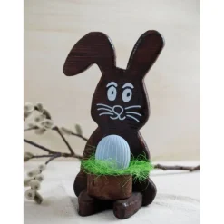Osterhase aus Holz handgemacht – Rustikale Osterdeko, Unikat mit Ei & Puschel