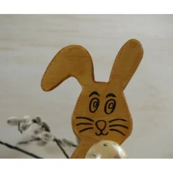 Osterhase aus Holz handgemacht – Rustikale Osterdeko, Unikat mit Ei & Puschel