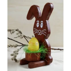 Osterhase aus Holz handgemacht – Rustikale Osterdeko, Unikat mit Ei & Puschel