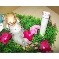 Osterhase im Gras als Geschenkdekoration – Geldgeschenk Ostern – Ostereier Deko – Tischdeko Hase mit Wunschtext