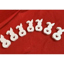 Osterhase mit einem abgeknicktem Ohr, weiß, Reliefgießmasse