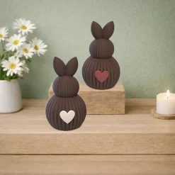 Osterhase mit Herz aus dem 3D-Druck. Moderne Osterdeko. Geriffelte Oberfläche mit feinem Herzdetail