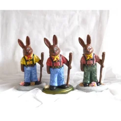 Osterhase mit Korb (Nr. 1) aus Keramik (blau-gelb-rot)